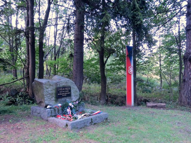 památník příslušníka finanční stráže Stanislava Majzlíka, zastřeleného Němci v roce 1938 - Nové Vilémovice