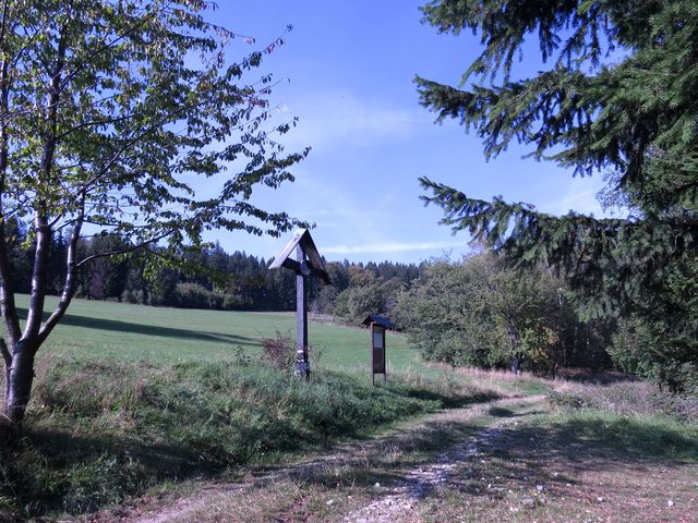 na svahu Hraničního vrchu ležela obec Gränzdorf - zůstal jen kříž v místech, kde býval kostel