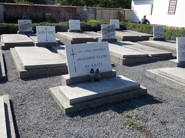 hroby řeholnic internovaných v Bílé Vodě