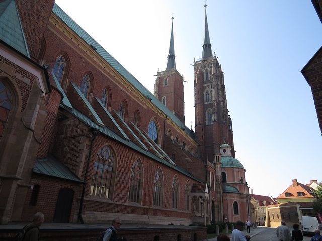katedrála sv. Jana Křtitele je 91 metrů dlouhá, v severní věži je vyhlídka