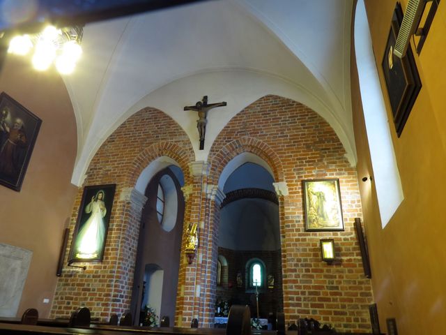 interiér románského kostela sv. Jiljí - klenba spočívá na jednom sloupu