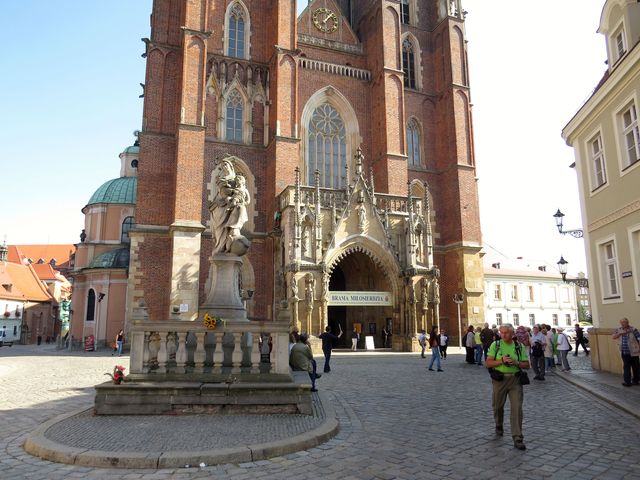 Mariánský sloup před průčelím dómu na Katedrálním náměstí