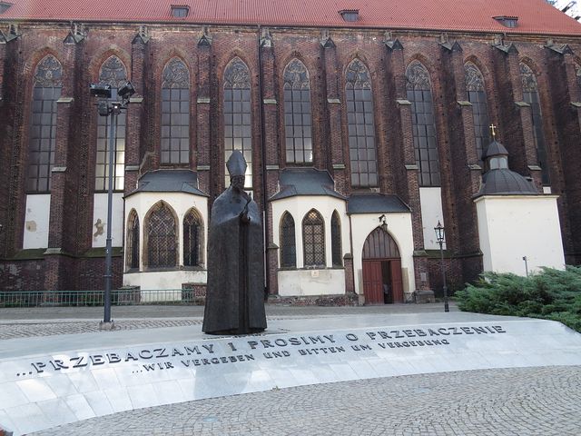 socha kardinála Kominka před kostelem Panny Marie na Písku
