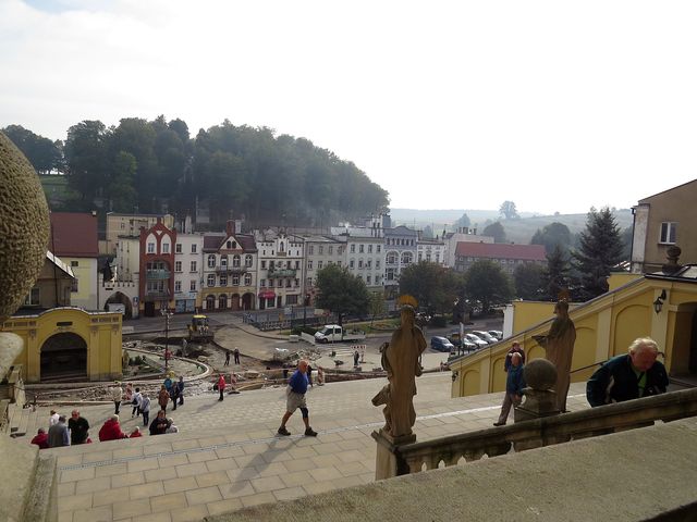 výhled ze schodiště baziliky na právě rekonstruované náměstí a Kalvárii s křížovou cestou a kapličkami