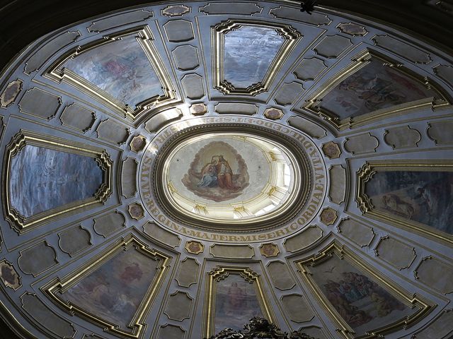 klenba s vrcholovou lucernou a vyobrazením korunovace Panny Marie