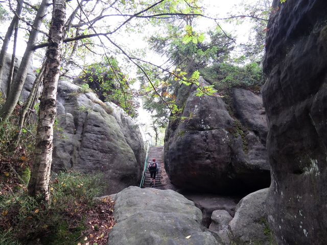 skalním labyrintem vede 680 schodů
