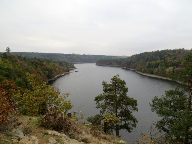 výhled z ostrohu nad přehradním jezerem