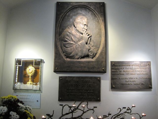 pamětní deska papeži Janu Pavlu II., který v roce 1955 sloužil v tomto chrámu mši svatou