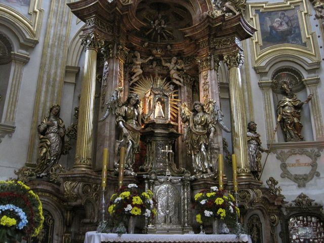milostná soška Matky Boží s Ježíškem na oltáři kostela
