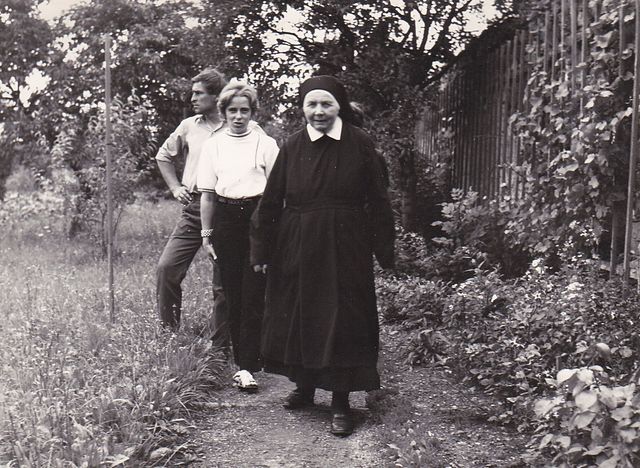 procházka klášterní zahradou v létě roku 1972 procházka klášterní zahradou v létě roku 1972