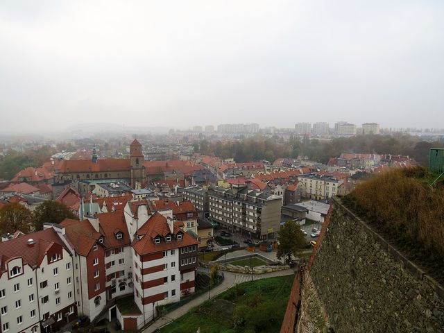 pohled z pevnosti na centrum města s farním kostelem Nanebevzetí Panny Marie