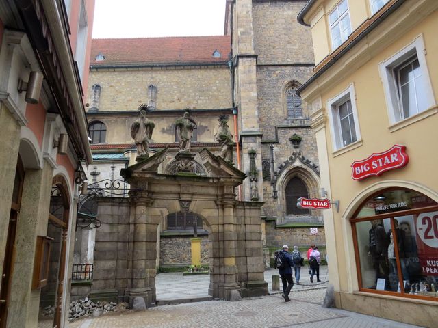Černá brána, zbytek hřbitovní zdi u kostela Nanebevzetí Panny Marie