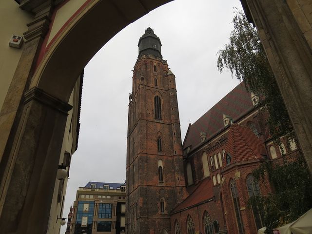 věž kostela sv. Alžběty je vysoká 91,5 metru