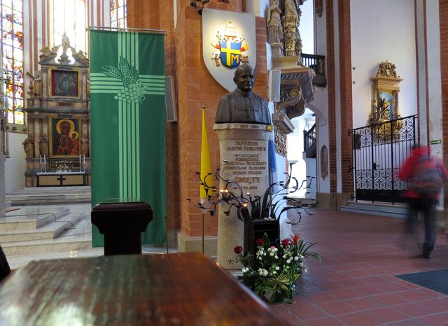 oltářní obraz a busta papeže Jana Pavla II. - sloužil tu v roce 1983 mši svatou