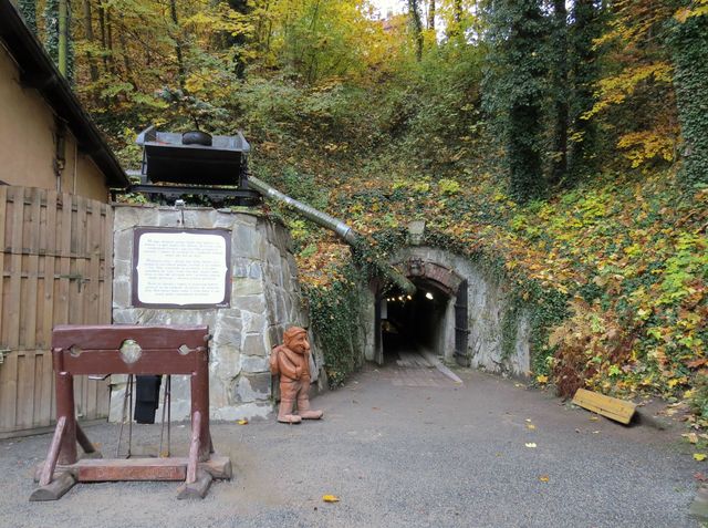 vchod do jedné ze štol ve Zlatém Stoku, dnes je tam muzeum těžby; www.svatosi.cz