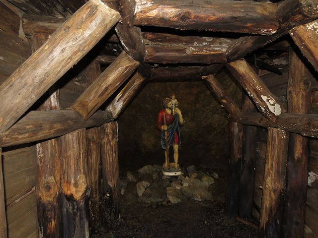 výdřeva a výzdoba štoly v bývalém zlatém dole výdřeva a výzdoba štoly v bývalém zlatém dole