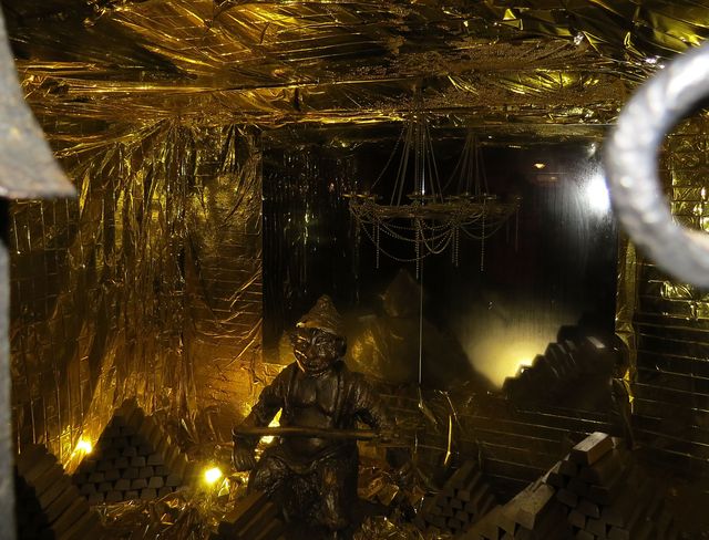 expozice "zlatých" cihel - jejich množství představuje 16 tun vytěženého ryzího zlata expozice "zlatých" cihel - jejich množství představuje 16 tun vytěženého ryzího zlata