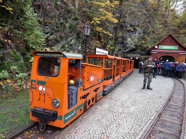 vláček nás vyvezl z podzemí k mincovně vláček nás vyvezl z podzemí k mincovně