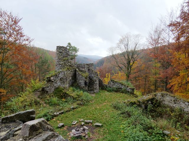 hrad střežil středověkou kupeckou stezku hrad střežil středověkou kupeckou stezku