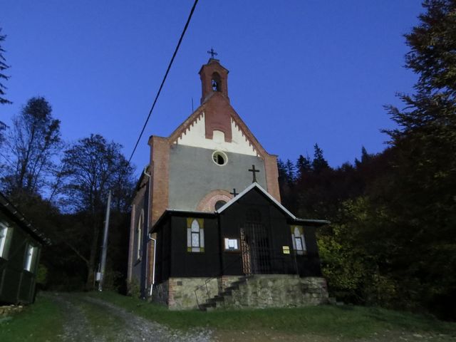 kaple Panny Marie La Salettské v posledních paprscích světla kaple Panny Marie La Salettské v posledních paprscích světla