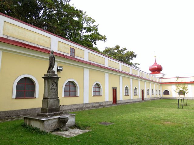 Nádvoří poutníků se studnou Panny Marie, ke které putují lidé už více než 300 let Nádvoří poutníků se studnou Panny Marie, ke které putují lidé už více než 300 let