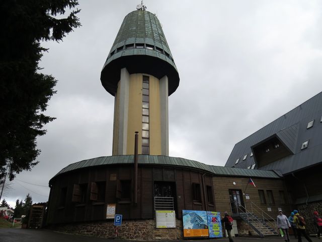 vodárenská věž na Suchém vrchu slouží jako rozhledna