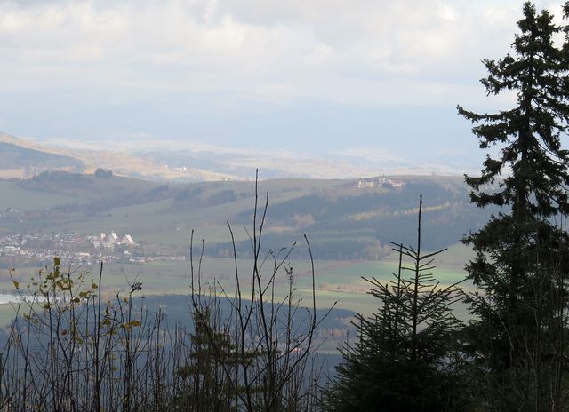 výhled ze svahu Suchého vrchu na část města Králíky a Horu Matky Boží s chrámem a poutním domem