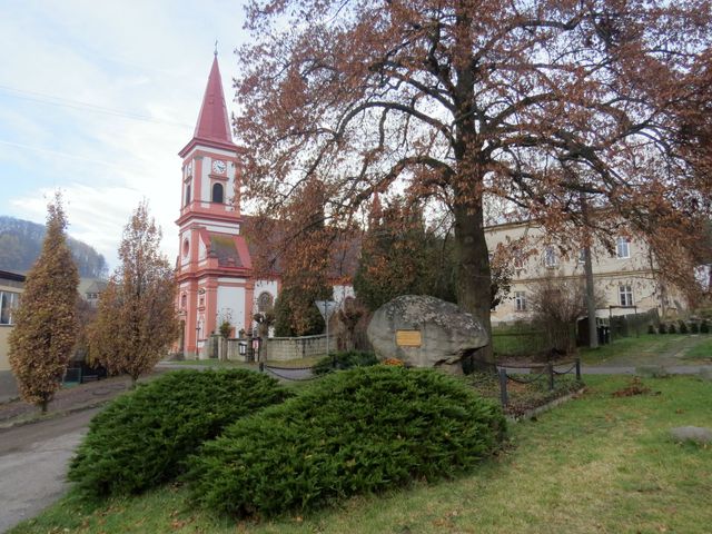 Machov - kostel sv. Václava a pomník ve válce padlým občanům