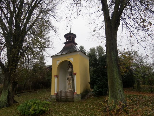 kaplička v Brtvi zasvěcená sv. Janu Nepomuckému - postavili ji v roce 1831 Suchardové, příslušníci rodu významných sochařů tohoto kraje