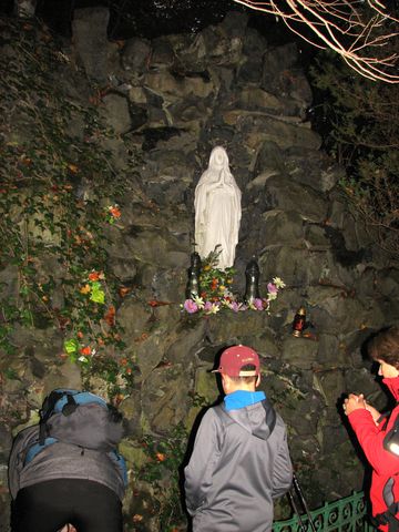 Panna Maria La Salettská u pramene léčivé vody blízko Travné; foto F. Janeček Panna Maria La Salettská u pramene léčivé vody blízko Travné; foto F. Janeček