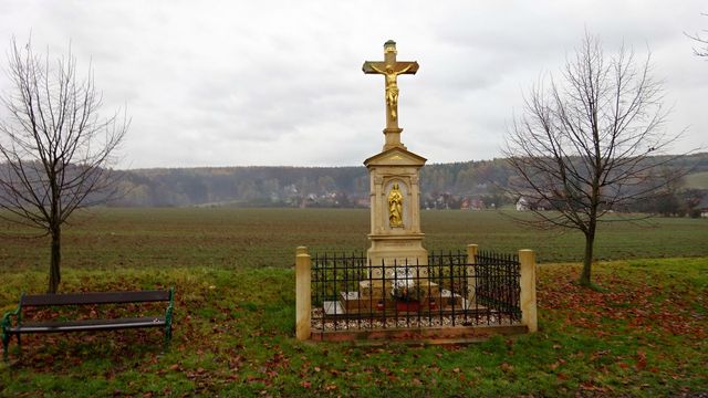 kříž u obce Brtev, asi 2 km od Lázní Bělohrad