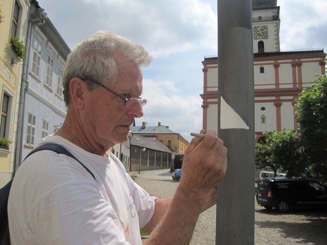 Sezimovo náměstí v Polné - východiště NS J. Klementa je na Husově náměstí, odkud pokračuje na Karlovo k synagoze a pak směrem k zámku Sezimovo náměstí v Polné - východiště NS J. Klementa je na Husově náměstí, odkud pokračuje na Karlovo k synagoze a pak směrem k zámku