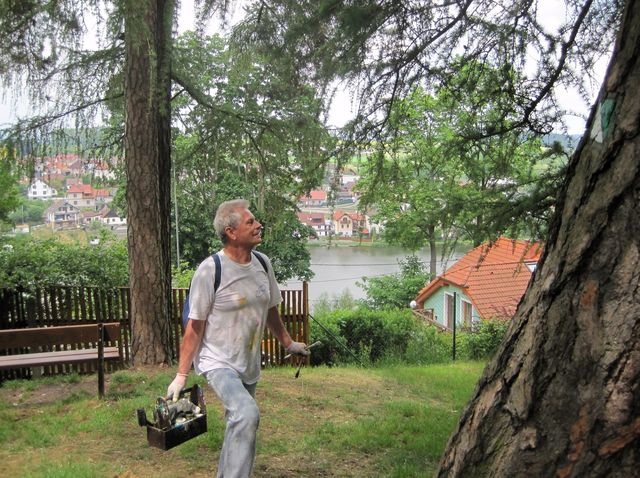 pod Kateřinovem je rybník Peklo, v 15. století založený synem Jiříka Poděbradského, Viktorinem z Kunštátu, na soutoku Šlapanky a Ochozského potoka pod Kateřinovem je rybník Peklo, v 15. století založený synem Jiříka Poděbradského, Viktorinem z Kunštátu, na soutoku Šlapanky a Ochozského potoka