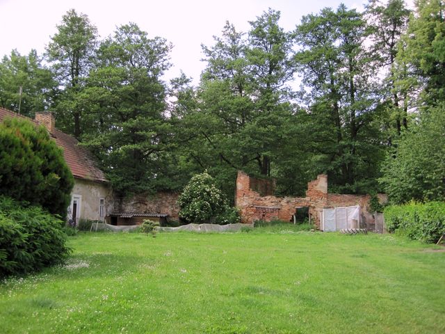 zbytky tvrze ve Lhoticích zbytky tvrze ve Lhoticích