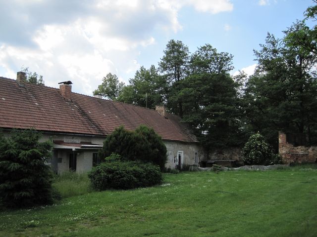 v těchto místech byla na začátku 16. století postavena tvrz, v 19. století sloužila jako škola v těchto místech byla na začátku 16. století postavena tvrz, v 19. století sloužila jako škola