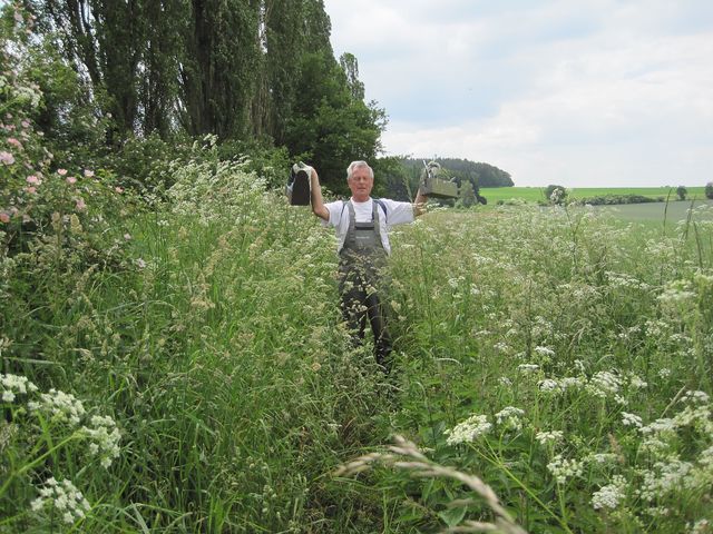 nad Lhoticemi směrem k Lískovicím byla obnova značení velice obtížná nad Lhoticemi směrem k Lískovicím byla obnova značení velice obtížná