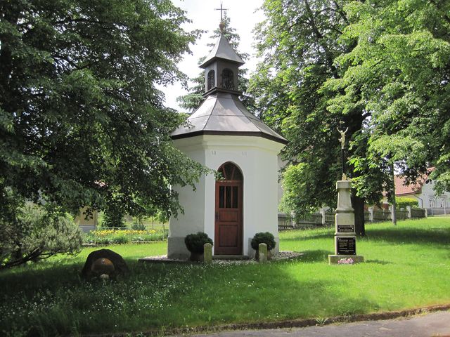 kaplička, vlevo památník řeholnice, vpravo pomník padlým kaplička, vlevo památník řeholnice, vpravo pomník padlým