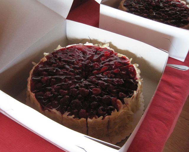 mandlový dort s malinami - náplast na "utrpěné" životní výročí mandlový dort s malinami - náplast na "utrpěné" životní výročí