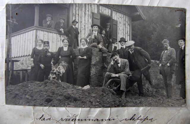 členové spolku budují 28.9.1914 sklep u nové chaty