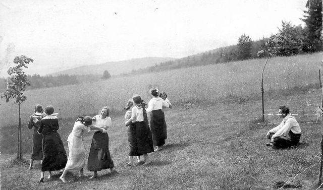 před chatou na Čeřínku 13.6.1915; foto prof. Strnad z Telče