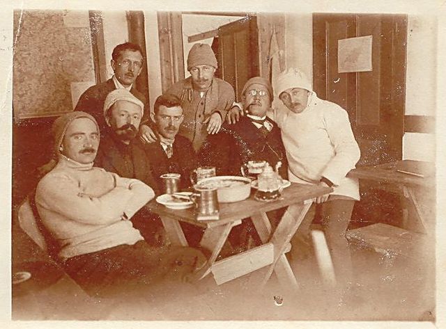 členové Spolku pro zimní sporty na své lyžařské chatě na Čeřínku v roce 1915