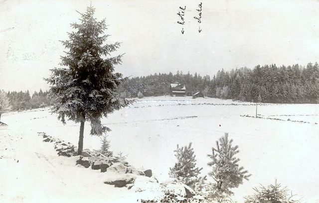 zimní pohled na obě chaty na Čeřínku, 25.11.1923, první sníh