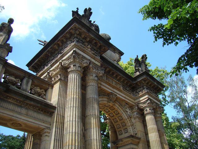hřbitovní brána je dílem profesorů a žáků hořické umělecké školy