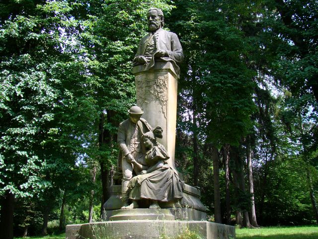 pomník Bedřicha Smetany s Jeníkem a Mařenkou v hořickém kroji, 1910