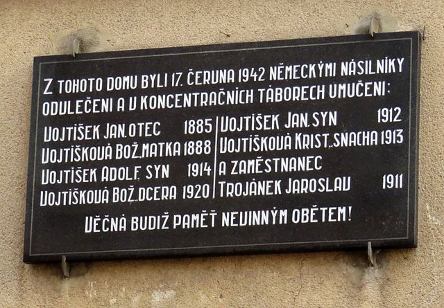 pamětní deska na domě ve Vojtíškově ulici