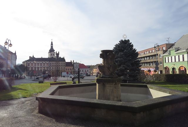 hlavní náměstí v Hořicích s kašnou Čtvero ročních dob, v pozadí radnice