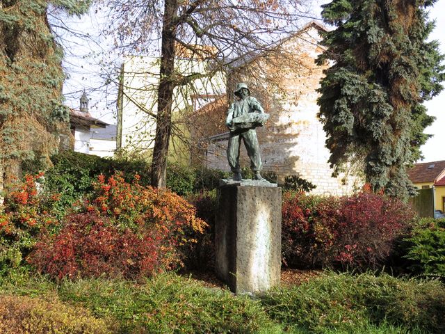 autorem sochy Muž práce je Ladislav Šaloun, 1908