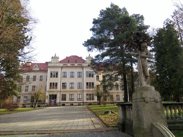 Sochařsko-kamenická škola v Hořicích byla založena v roce 1884