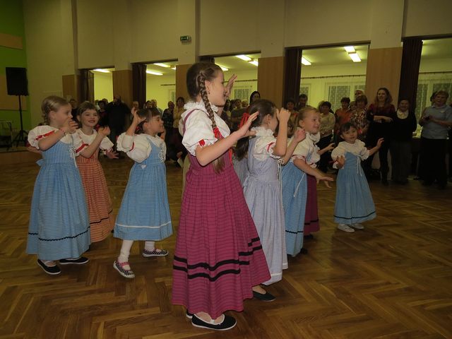do Ždírce přivezli taneční dorost rodiče, kteří spolu s turisty pozorně sledovali jejich vystoupení; www.svatosi.cz