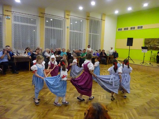 děti vystoupily s pěvecko-tanečním pásmem; foto V. Veselá